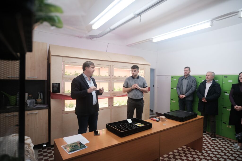 První hydroponická farma v Montessori škole