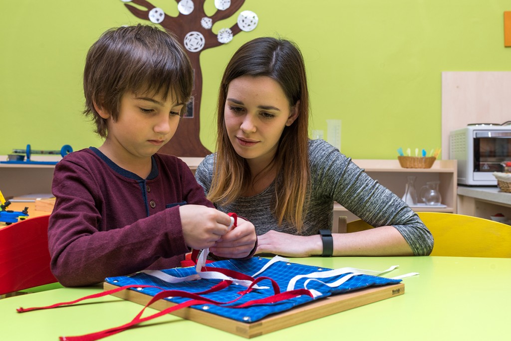 Montessori pomůcky – Má to smysl?
